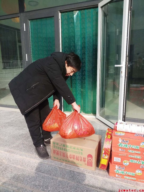 一線(xiàn)慰問(wèn)暖人心 新春祝福傳深情