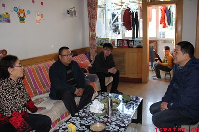 市水務(wù)公司領(lǐng)導春節慰問(wèn)公司困難職工